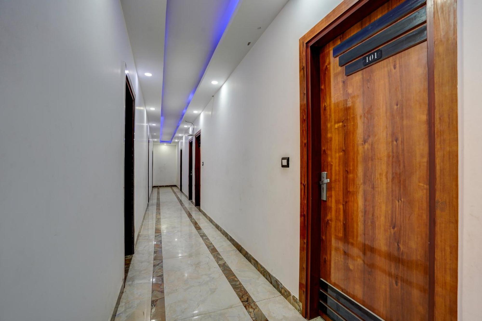Hotel Hight Krone A Family Hotel Near Igi Airport Delhi ニューデリー エクステリア 写真