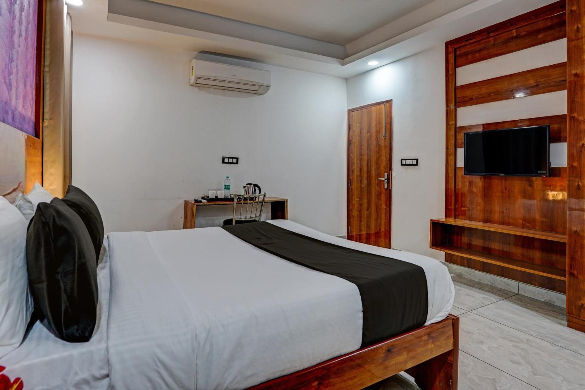 Hotel Hight Krone A Family Hotel Near Igi Airport Delhi ニューデリー エクステリア 写真