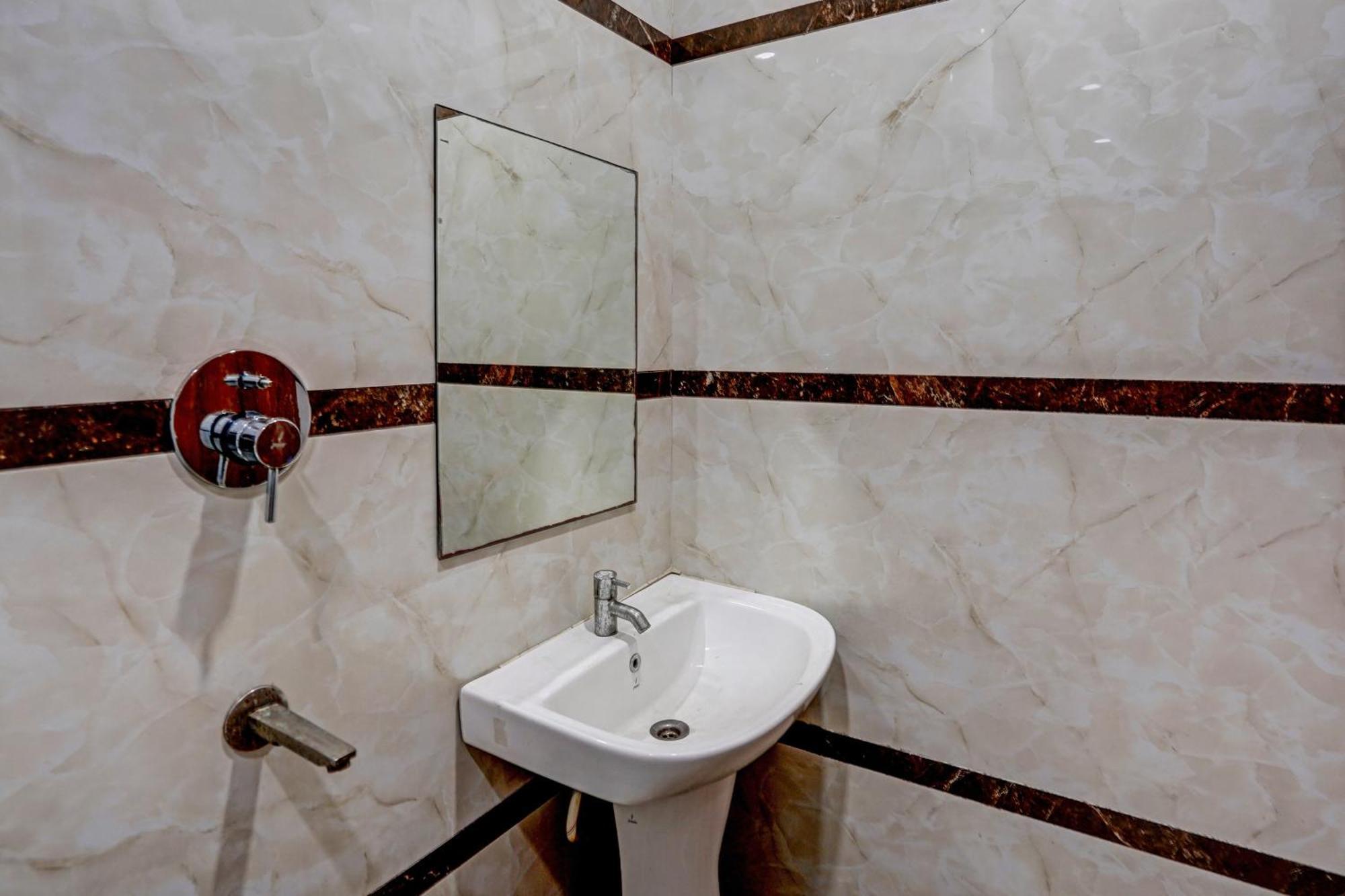 Hotel Hight Krone A Family Hotel Near Igi Airport Delhi ニューデリー エクステリア 写真