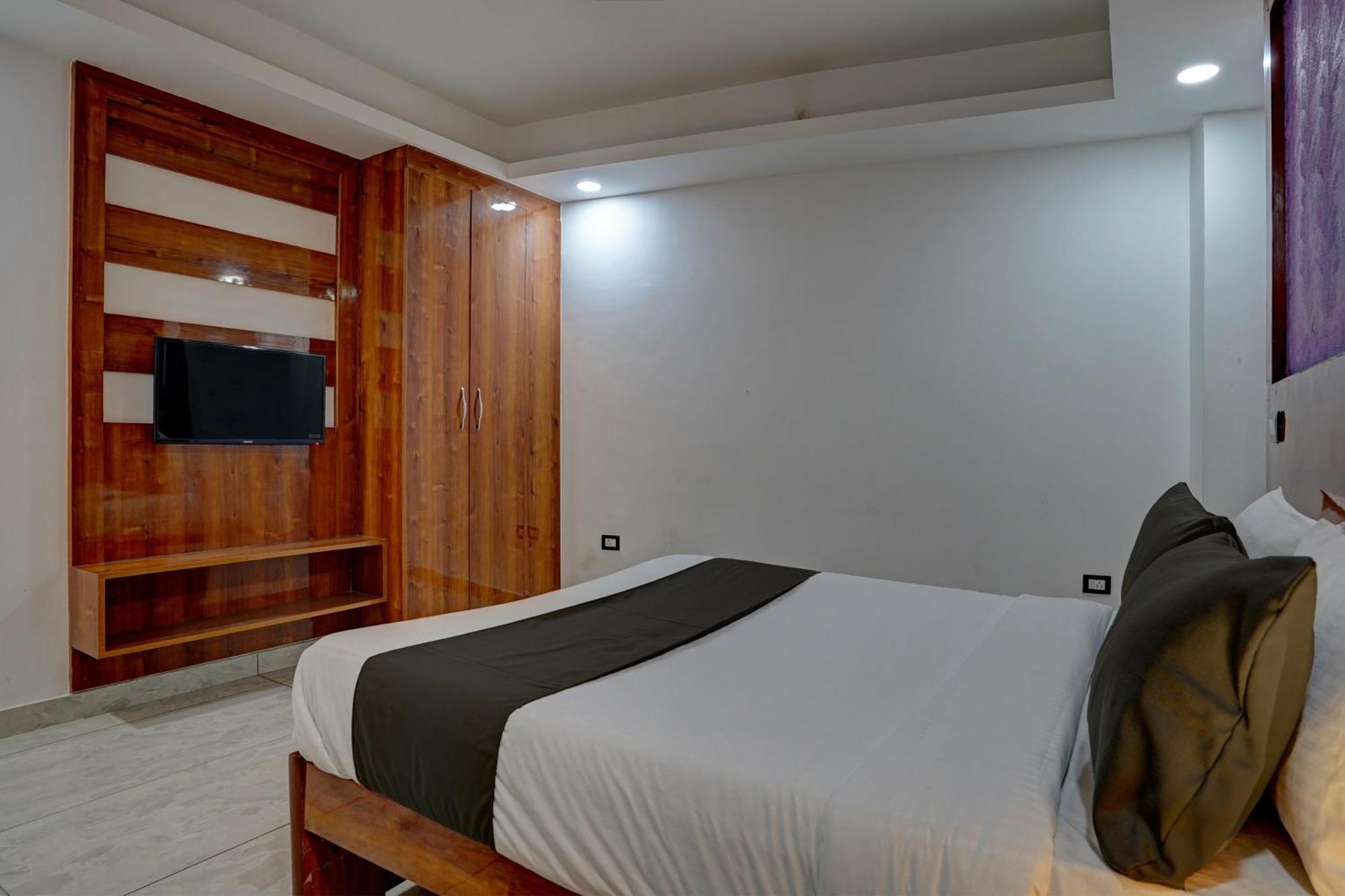Hotel Hight Krone A Family Hotel Near Igi Airport Delhi ニューデリー エクステリア 写真